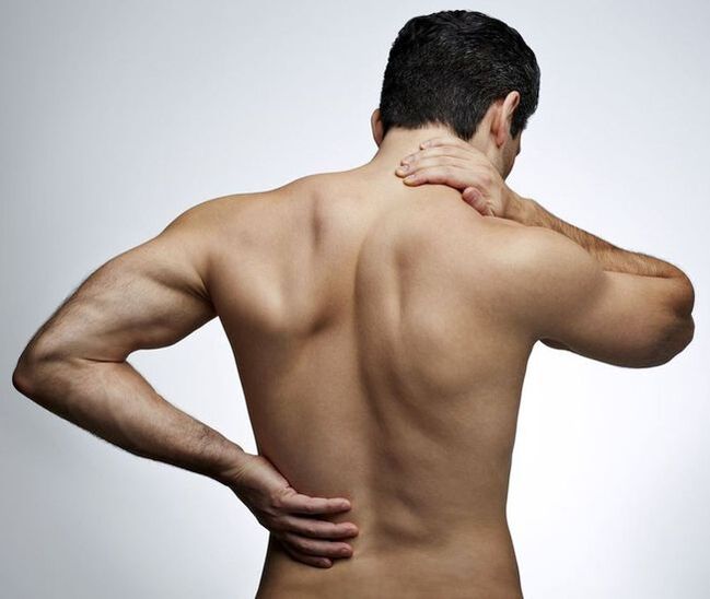 Men with long-term pain under the left scapula need to see a therapist